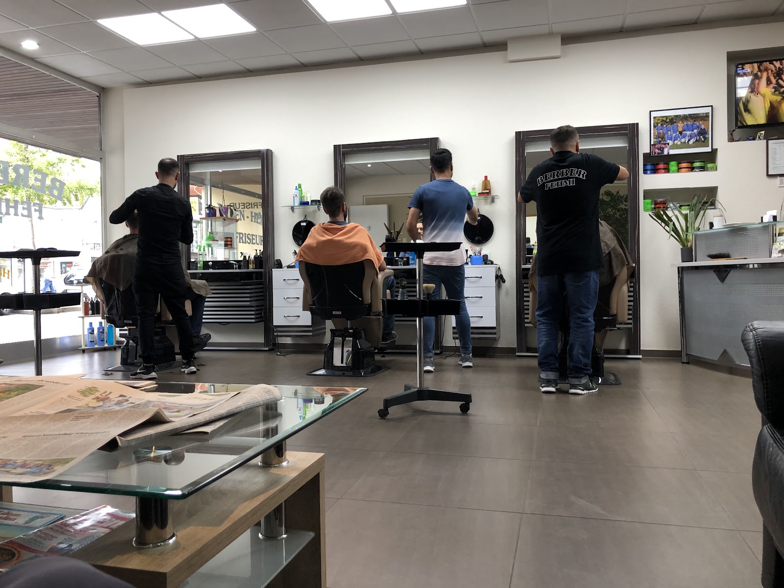 Berber Fehmi: drei Arbeitsplätze, Team bei der Arbeit