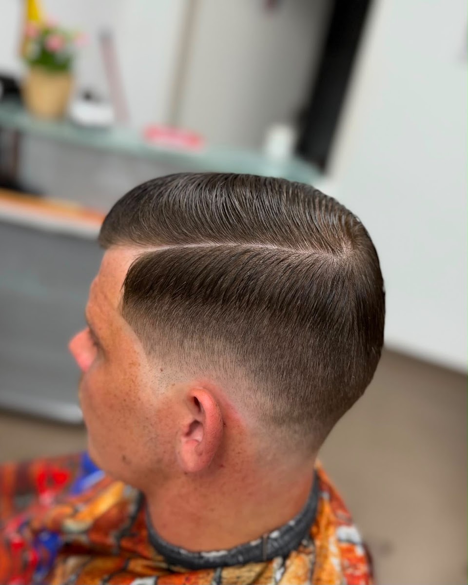 Fertiger Fade-Haarschnitt von hinten